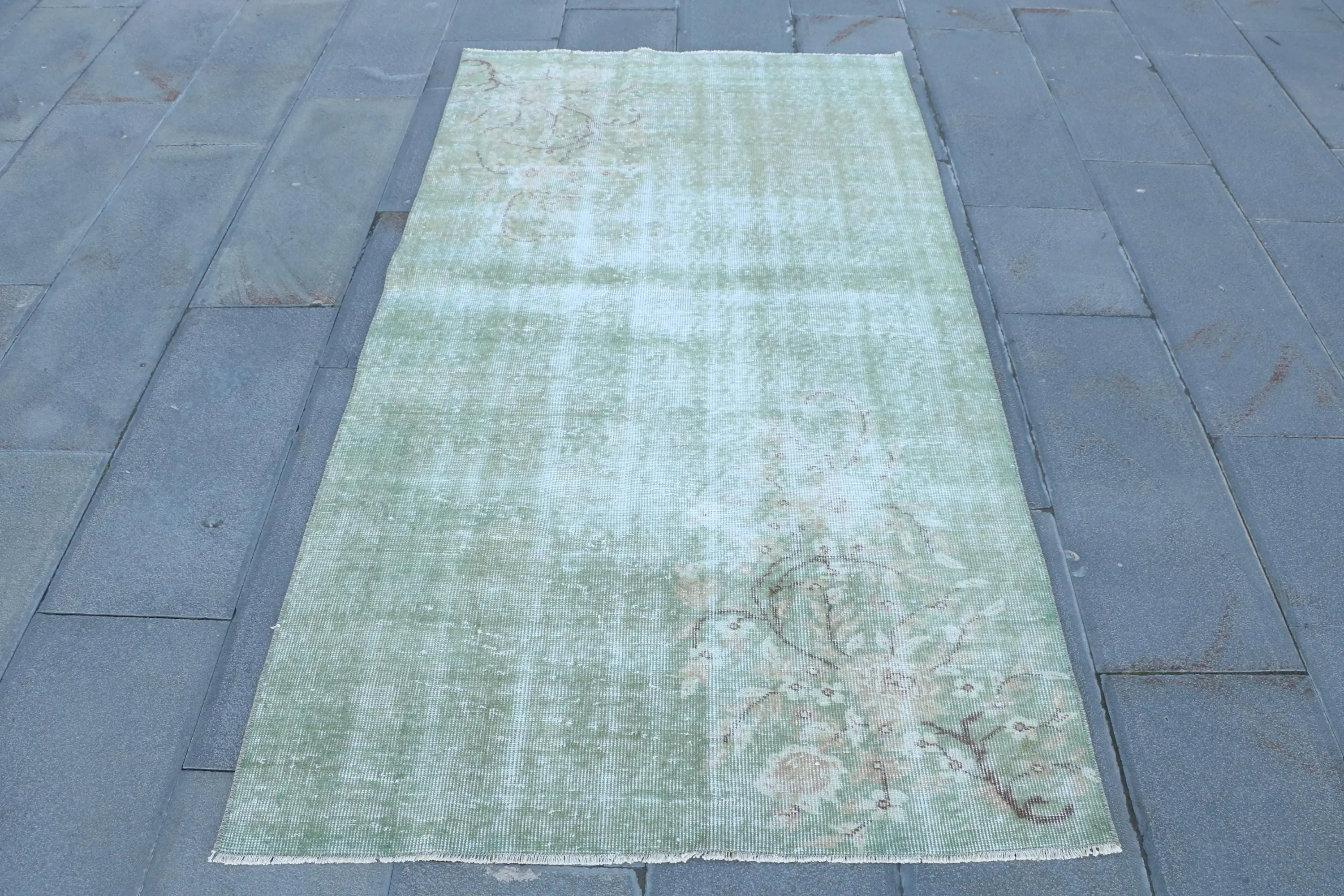 Türkischer Vintage-Teppich 110 x 204 cm, grün gestreifter Teppich - 1
