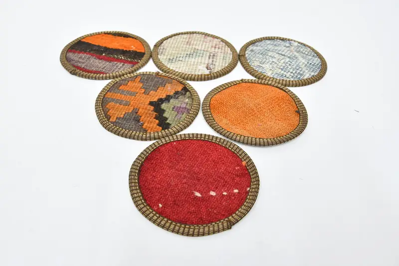 Llamativos posavasos rojos y naranjas, manteles duraderos y vibrantes.