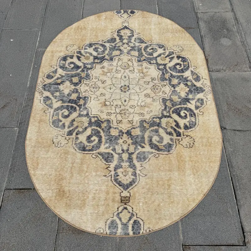 Eleganter beige-blauer Teppich, 3,8 x 5,4 Fuß großes botanisches Design