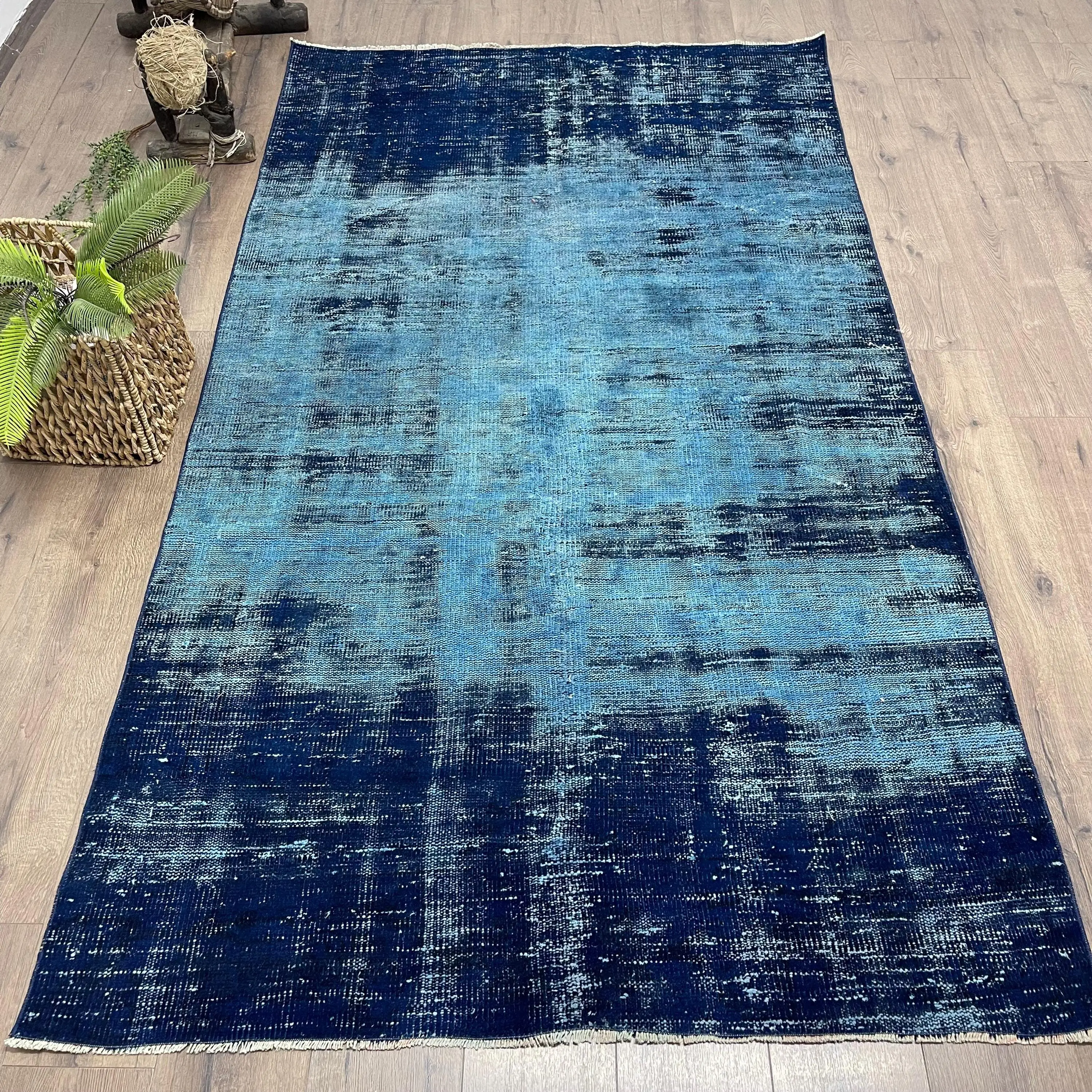 Türkischer Vintage-Teppich 4,5 x 8,1 Fuß, blauer Teppich mit Pflanzen und Bäumen - 1
