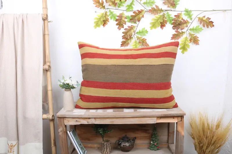 Beige und rot gestreiftes Kissen, 20x28 besticktes Wurfkissen