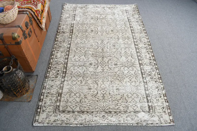 エレガントなベージュのラグ、3.9x6.3フィートの花柄&幾何学模様のデザイン