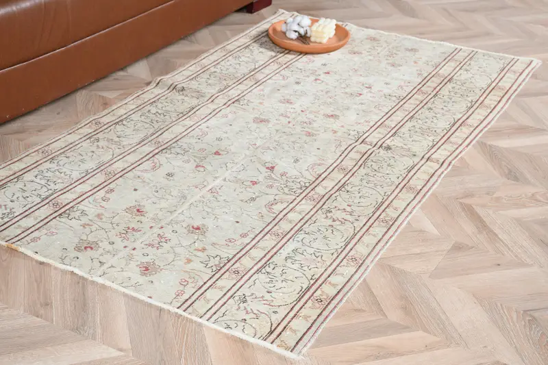Elegante alfombra beige, 3,4x6,2 pies con sutiles detalles en rojo