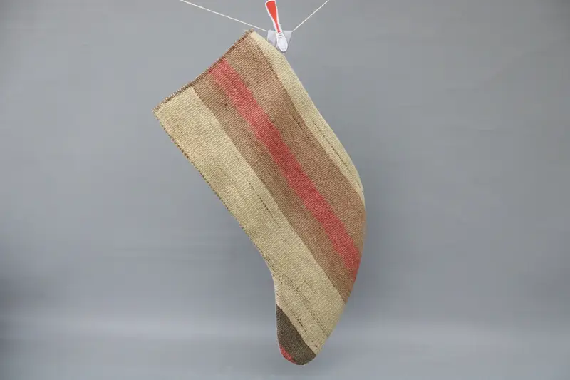 Elegantes adornos navideños beige y marrón, decoración festiva