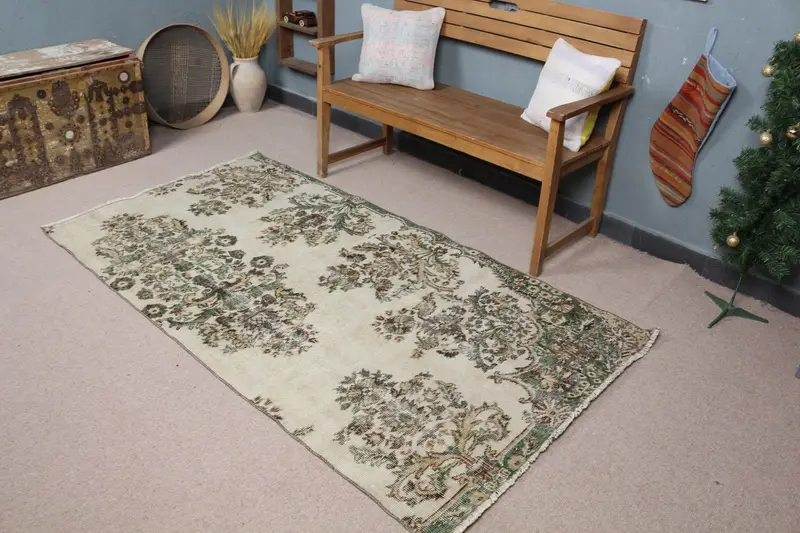 Eleganter beige-grüner Blumenteppich, 3,8 x 6,9 Fuß