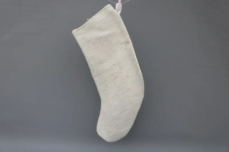 Media navideña beige con adornos blancos, media festiva de 9 pulgadas