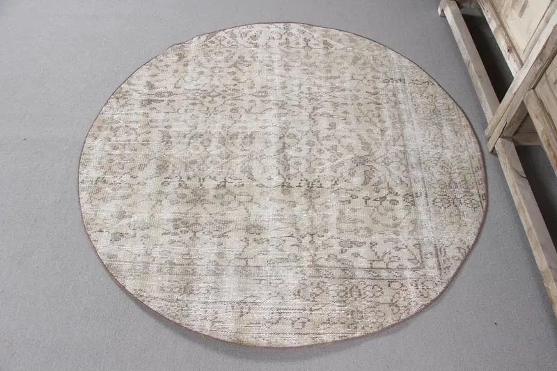 エレガントなベージュ&ブラウンラグ、4.5x4.5フィートのパッチワークデザイン