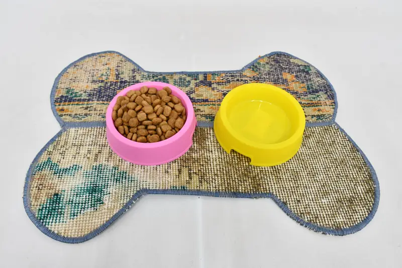 Orta Yeşil ve Kahverengi Pamuklu Köpük Dolgulu, Kaymaz Pedli Evcil Hayvan Matı