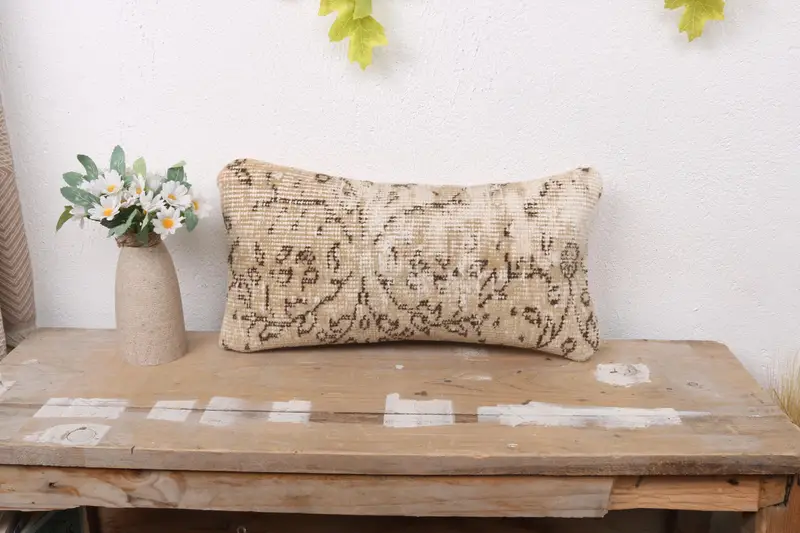 Beige & braunes Blumenkissen, 16x8 handgemachtes Kissen