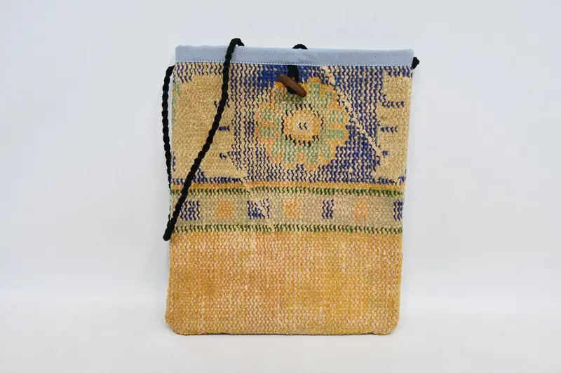 ミニマリスト ゴシック キリム バッグ、ヴィンテージ モチーフ付きウール クロスボディ