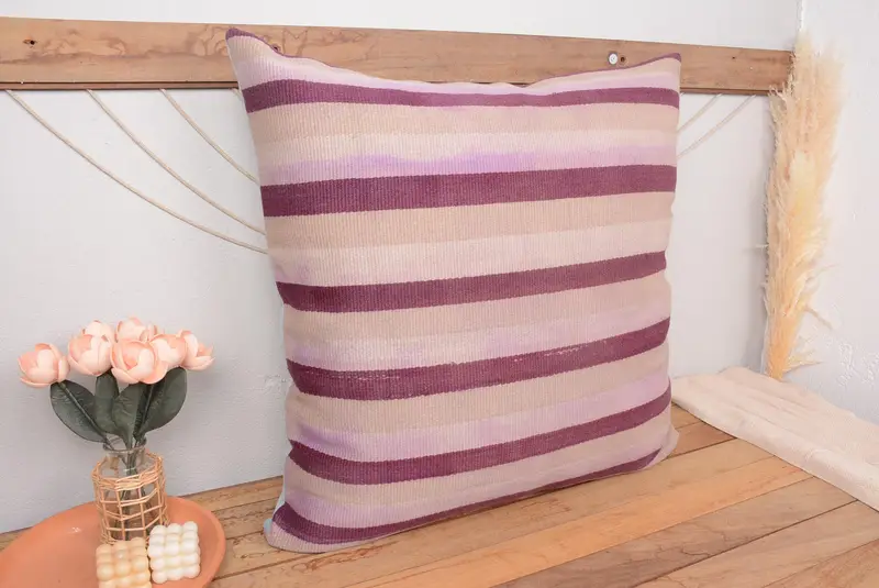 Beige & rosa gestreiftes Kissen, handgefertigtes besticktes Kissen