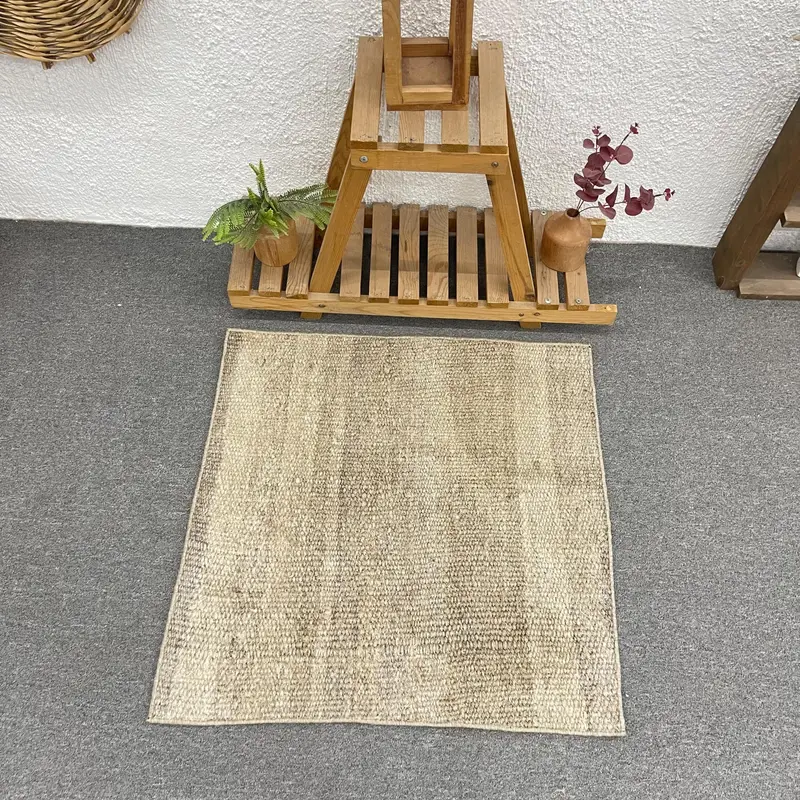 エレガントなベージュのモロッコ風ラグ、2.4x2.4フィートのシックな装飾