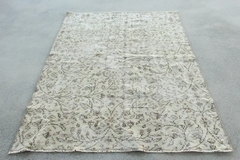 Türkischer Vintage-Teppich 4,4 x 6,9 Fuß, graubrauner Tarnteppich - 1