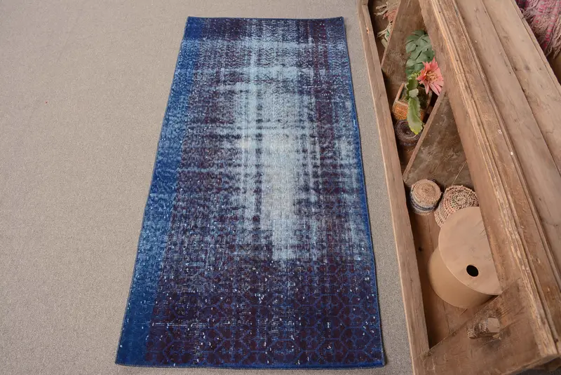 Blauer Teppich mit Tiermuster, 2,4 x 5,2 Fuß mit violetten Akzenten