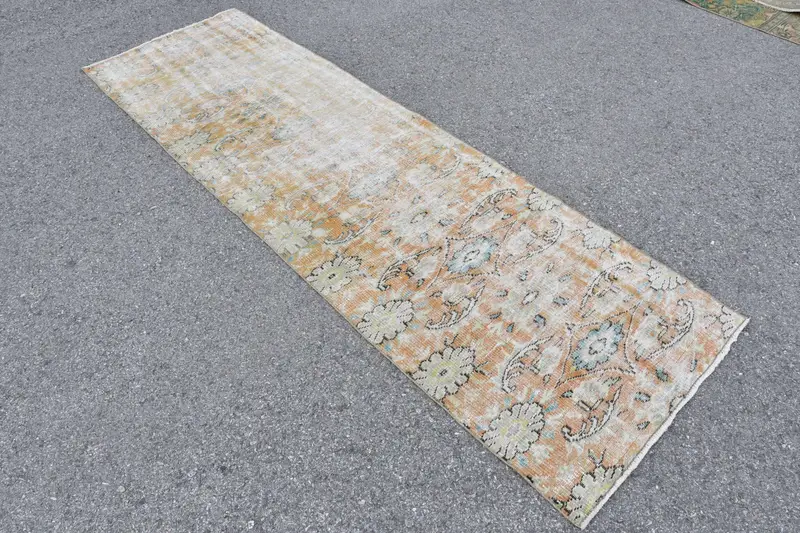 Türkischer Vintage-Läuferteppich, 7,9 x 2,9 m, braun-orangefarbener Teppich mit Pflanzen und Bäumen