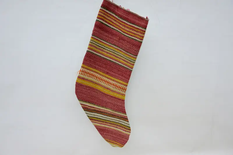 ベージュの装飾品が付いた赤いクリスマス ストッキング、お祝いの休日の装飾