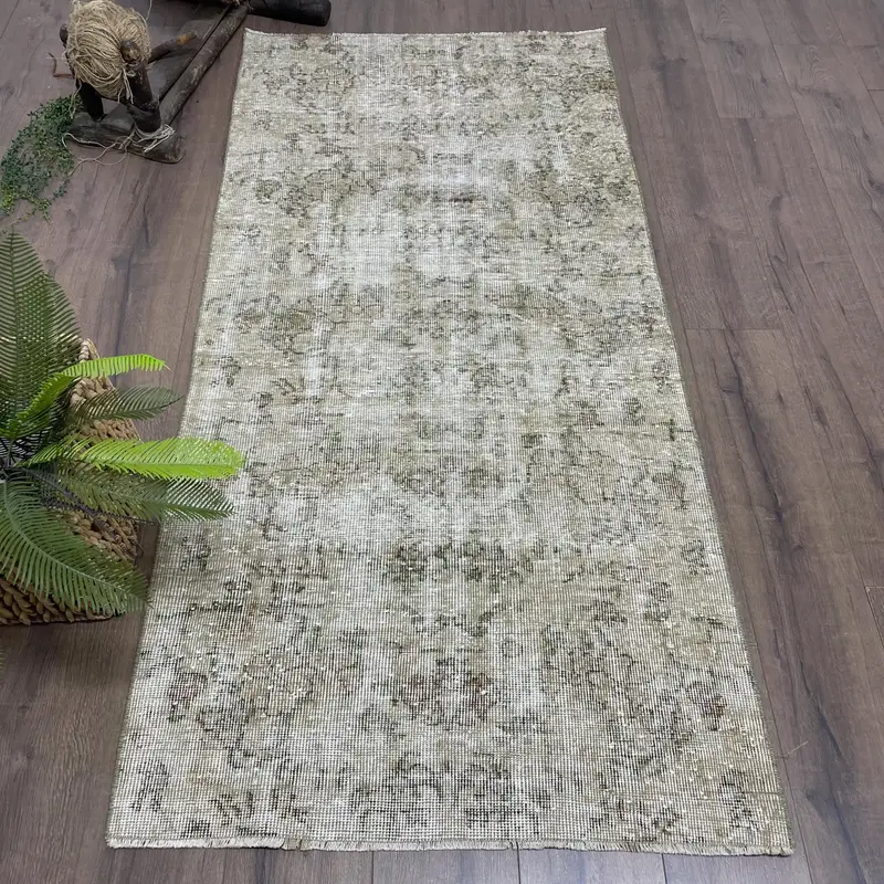 Elegante alfombra marroquí beige, 3x6 pies con detalles en verde