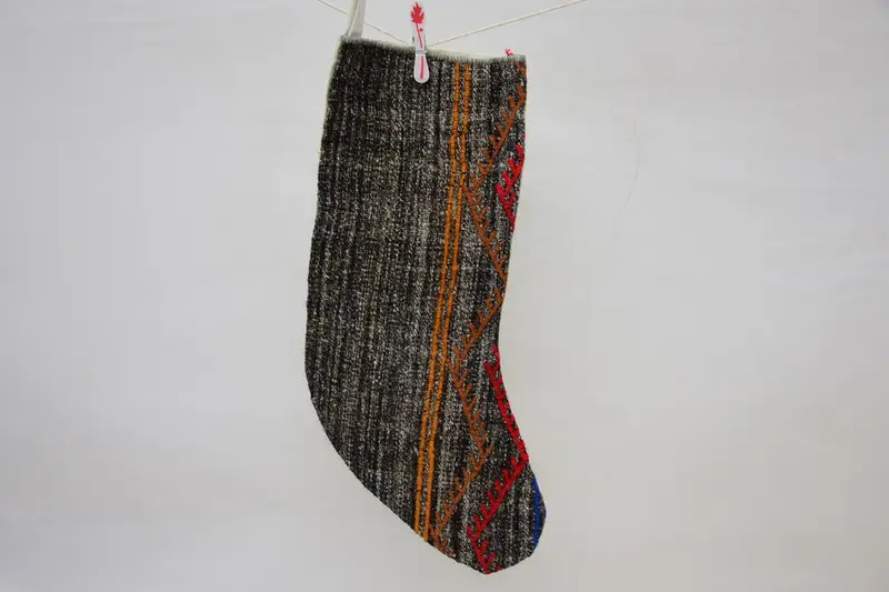 Brauner und orangefarbener Weihnachtsstrumpf, festlicher Weihnachtsstrumpf