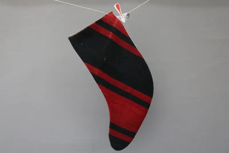 Medias navideñas rojas con adornos, decoración festiva