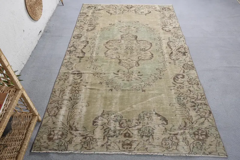 Eleganter grüner Perserteppich, 4,3 x 7,2 Fuß mit braunen Akzenten