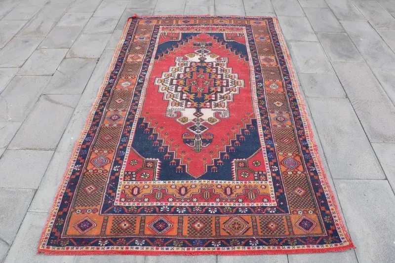 Türkischer Vintage-Teppich, 4,5 x 7,7 Fuß großer Teppich, rot-blauer Südwestteppich - 1