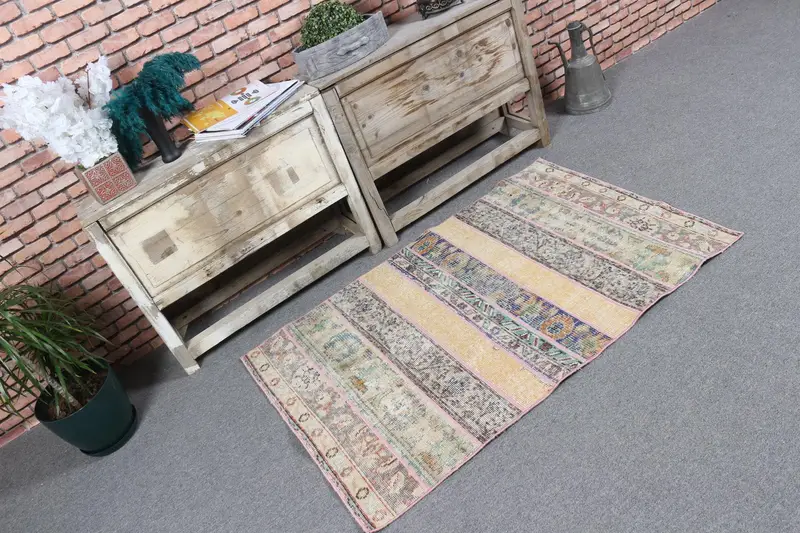 Türkischer Oushak-Teppich 2,8 x 4,3 Fuß, rosa-gelber Vintage-Wollteppich mit Rand - 1