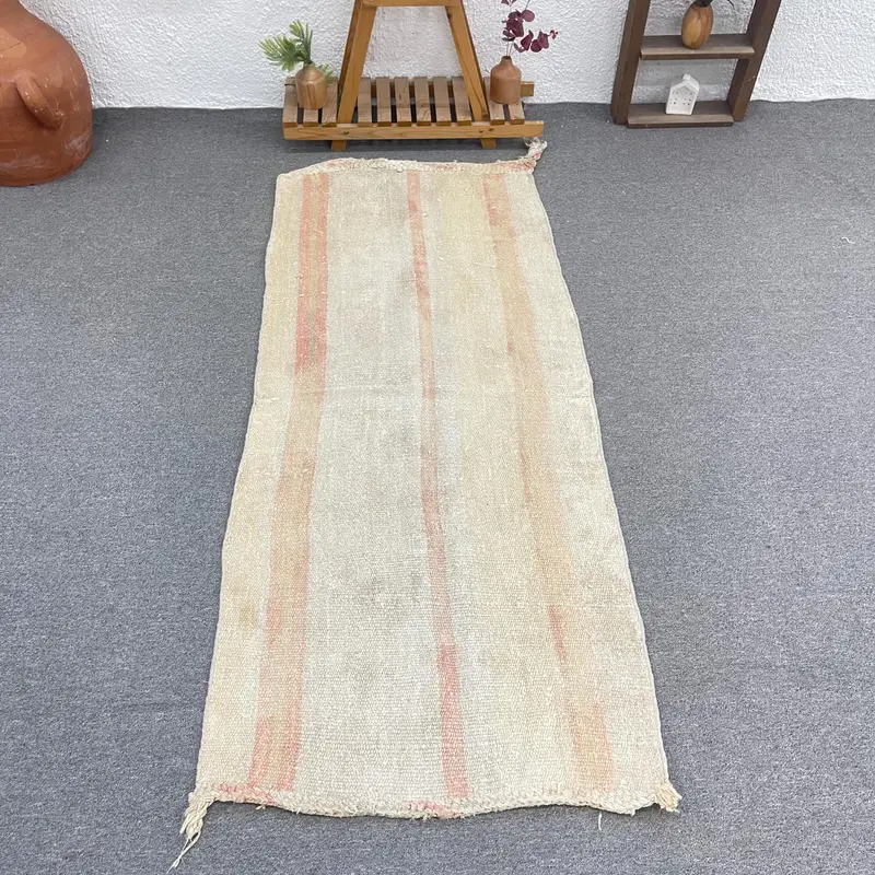 Beiger marokkanischer Teppich, 2,5 x 6 Fuß mit roten Akzenten