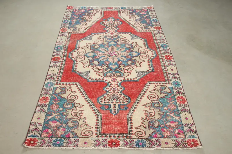 Roter und blauer Teppich mit Tiermuster, 4,2 x 7,2 Fuß