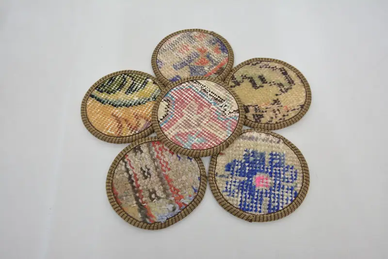 Elegante posavasos redondo azul y beige, posavasos de café premium