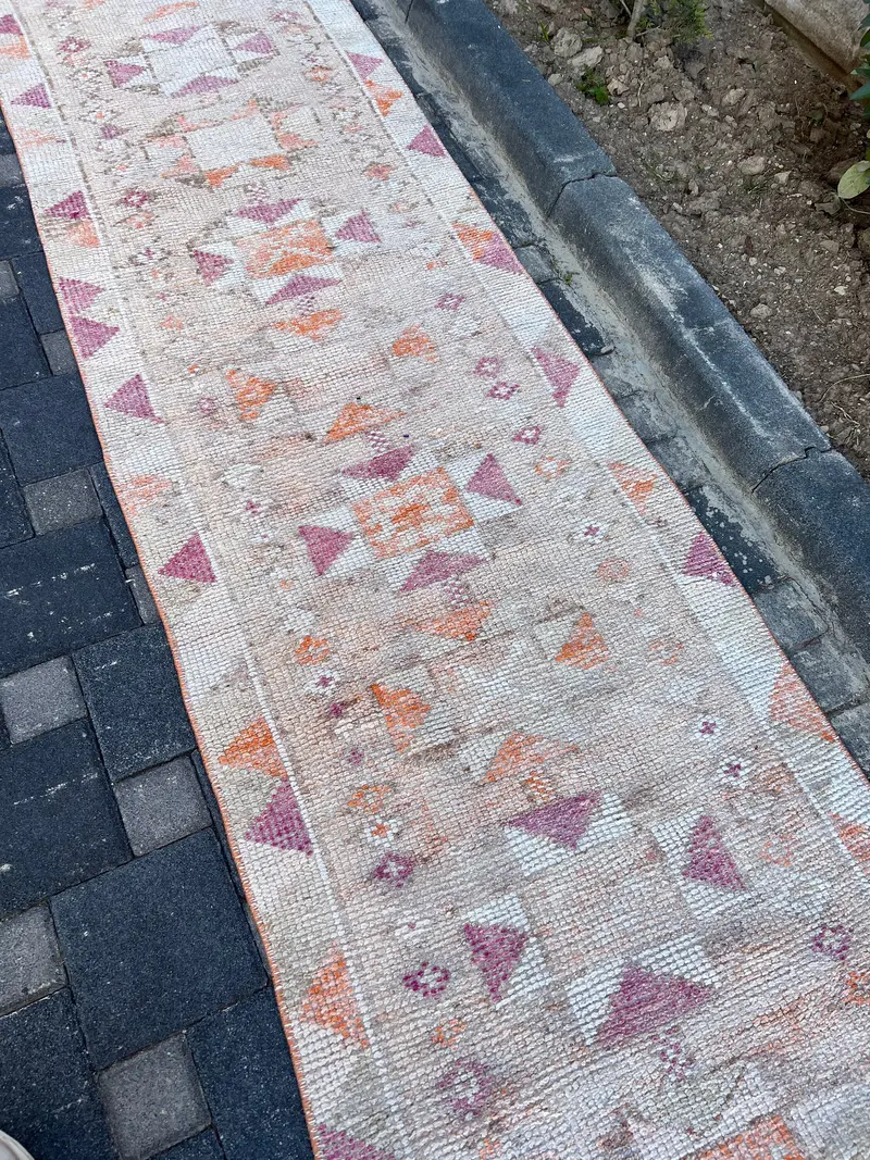 Elegante alfombra oriental rosa, 2,7x14,1 pies con detalles en violeta