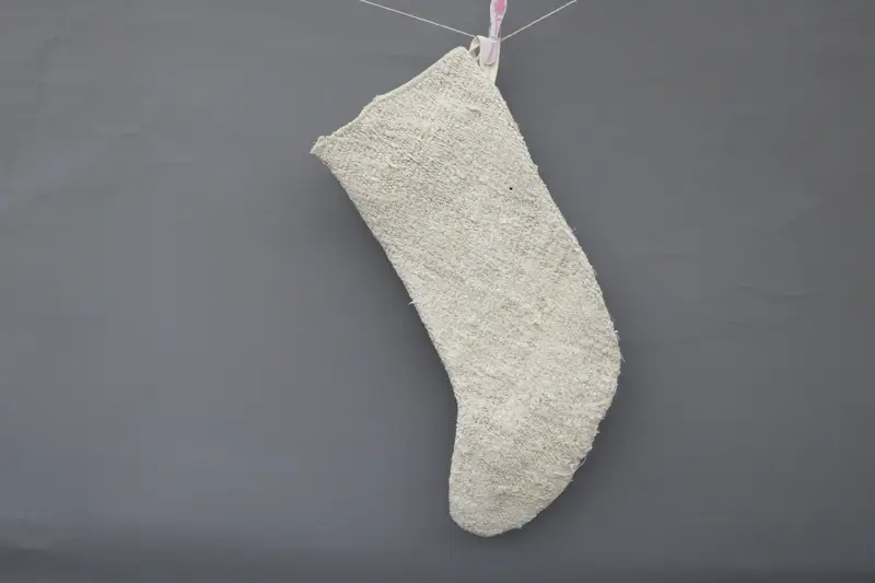 Beigefarbener Weihnachtsstrumpf mit weißen Ornamenten, 9 Zoll festlicher Strumpf