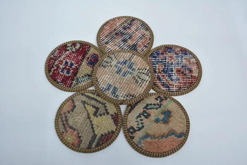 Elegante posavasos beige y bronce, posavasos duradero y elegante.