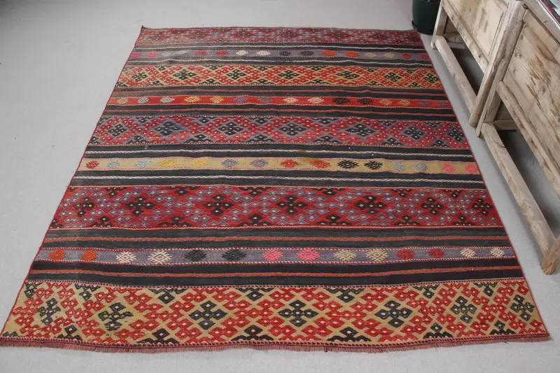 Elegant Black & Red Rug, 5,6x6,7 ft Floral & Paisley