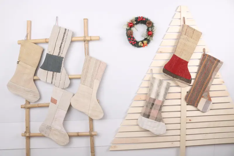 Şenlikli Noel Süsleri Deseni, 7 İnç Genişliğinde Noel Çorabı