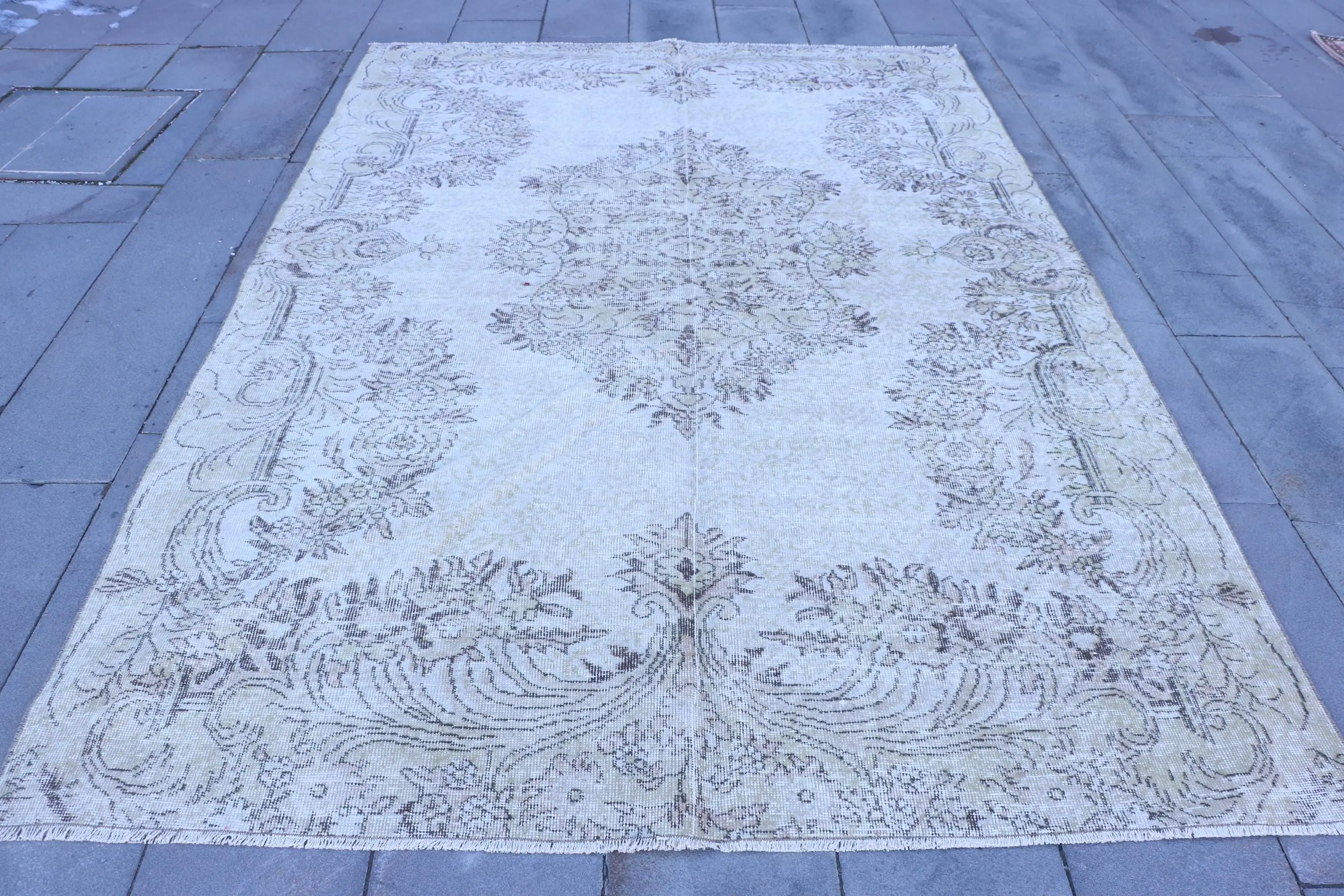 Vintage Türk Halısı 6.4x9.3 ft, Beyaz Bitkiler ve ağaçlar Halı - 1