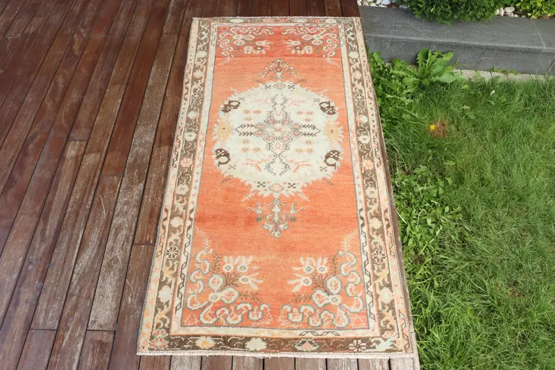 Handgefertigter roter Südwestteppich, 2,3 x 0,5 Fuß, schickes Dekor