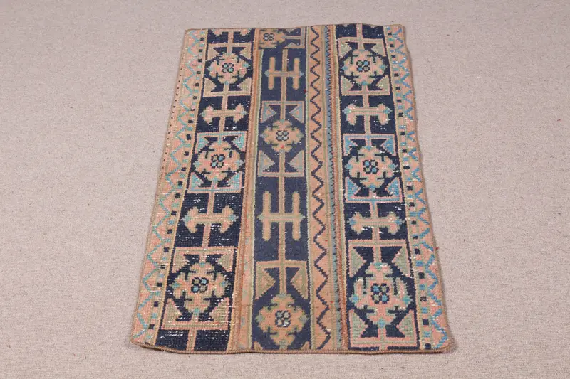 Blauer und brauner Teppich, 2,1 x 3,8 Fuß großes Pflanzen- und Baummuster