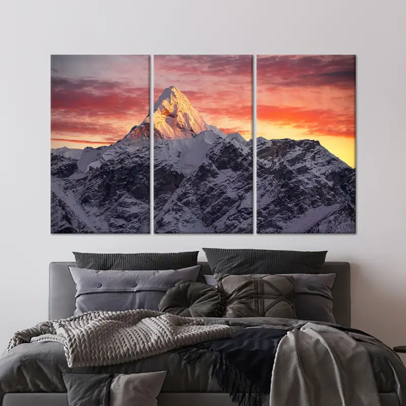 Zarif Kanvas: Karlı Dağ Manzarası Üzerinde Gündoğumu