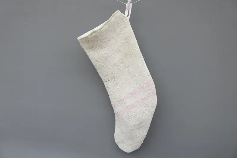 Medias navideñas beige elegantes con adornos blancos, decoración festiva