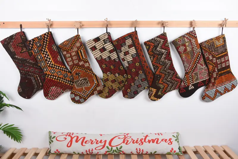Kırmızı ve Bej Noel Süsleri Çorabı, Şenlikli Tatil Dekoru