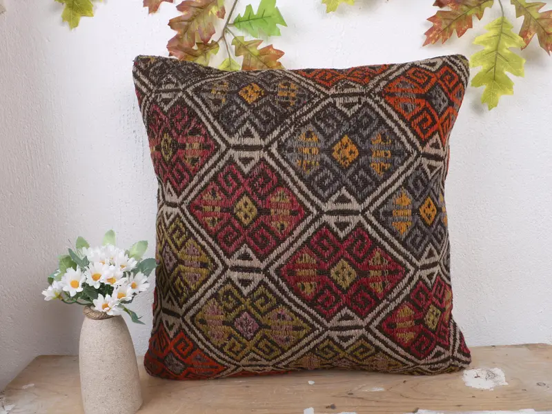 Kırmızı & Gri Nakışlı Kırlent, 18x18 El Yapımı Kırlent