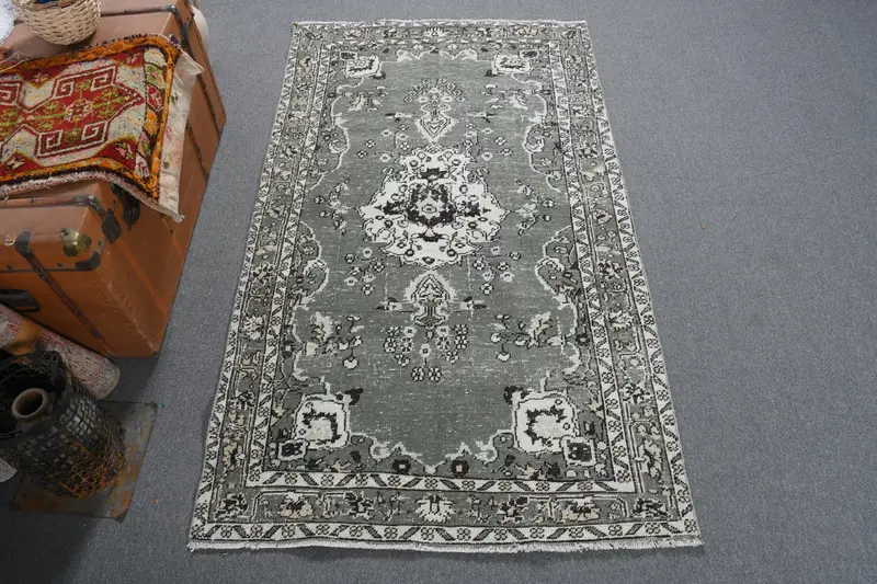3.7x6.5 ft Alan Türk Halısı, Gri Güneybatı Vintage Halı - 1