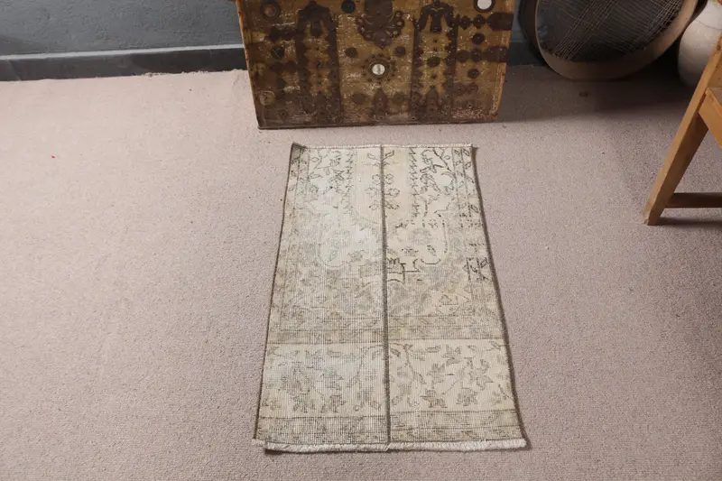 エレガントなベージュラグ、1.8x3.2フィートのボーダーデザイン