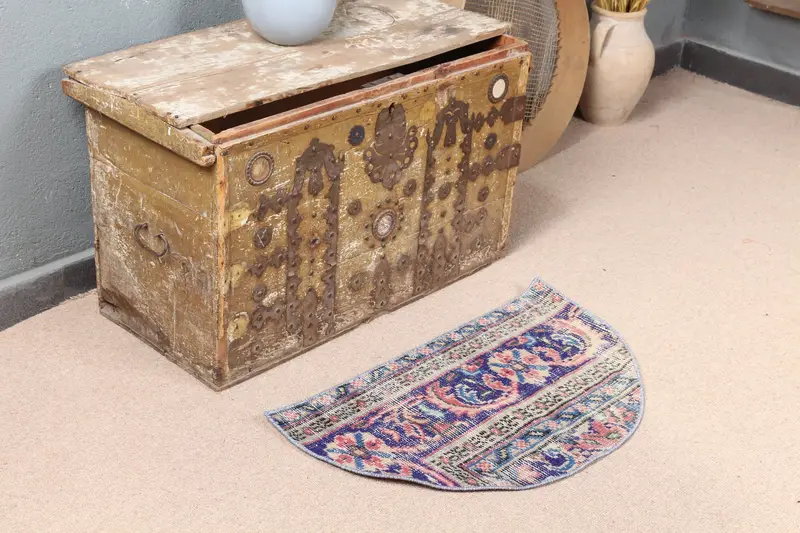 Blauer Teppich mit Tiermuster, 1,5 x 2,5 Fuß, Blau und Braun