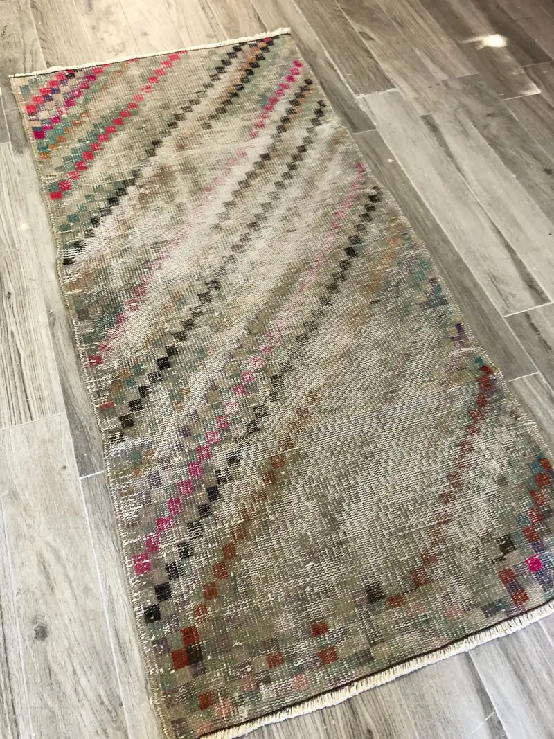 Eleganter beiger Teppich, 2,92 x 6,17 Fuß mit rosa Akzenten