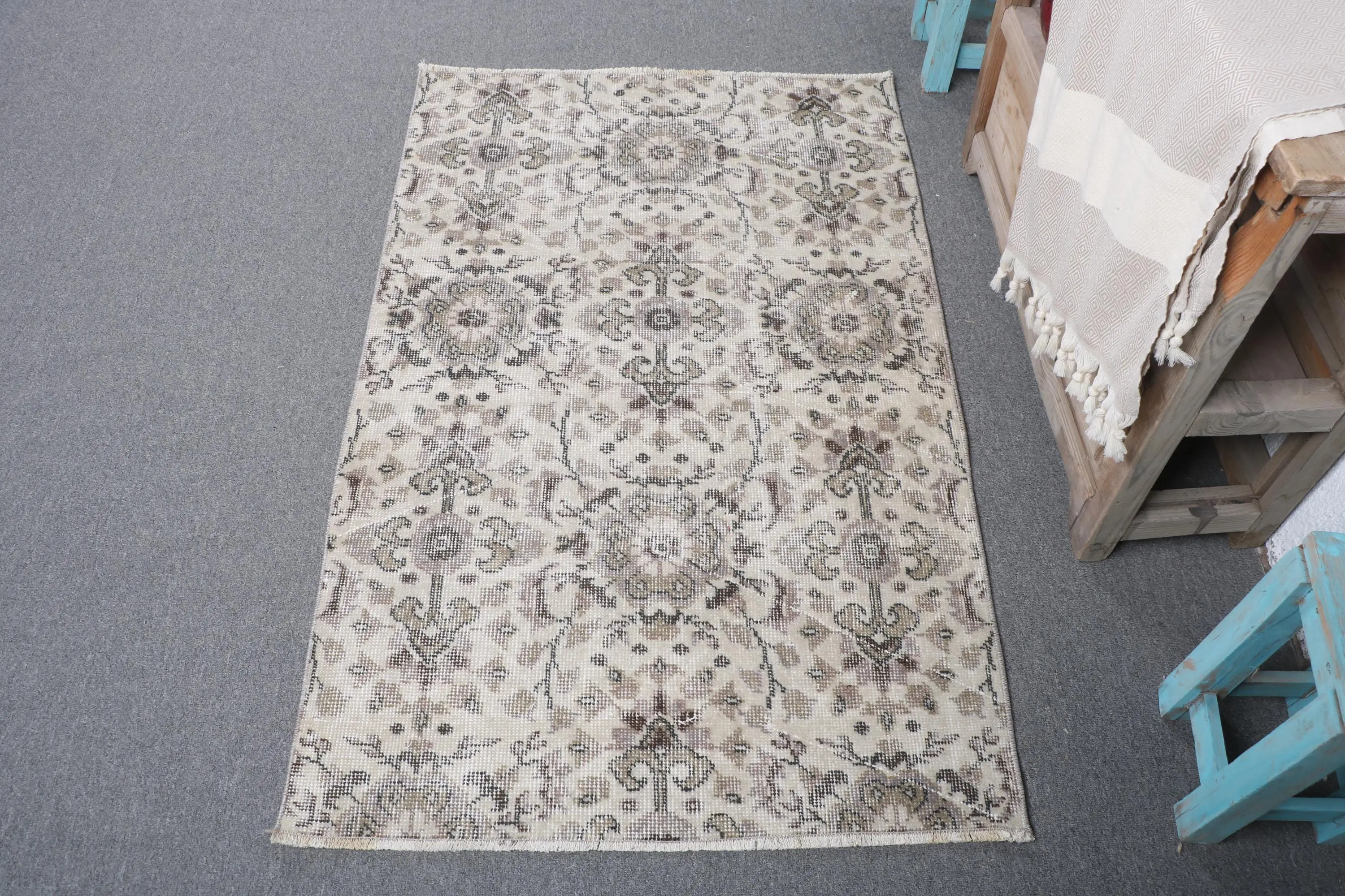 Vintage Turkish Small Rug 2.7x4.4 ft, Gray Wool Rug - 1