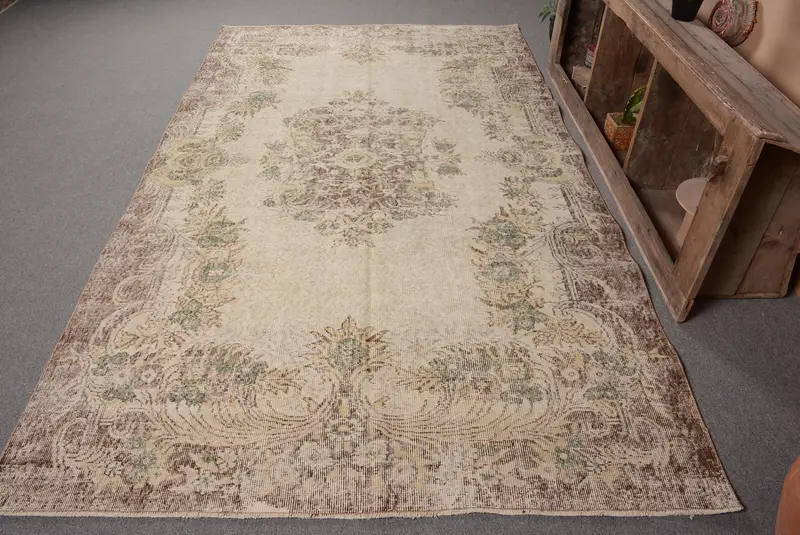 Eleganter beiger Teppich mit grünen Akzenten, 5,7 x 9,9 Fuß