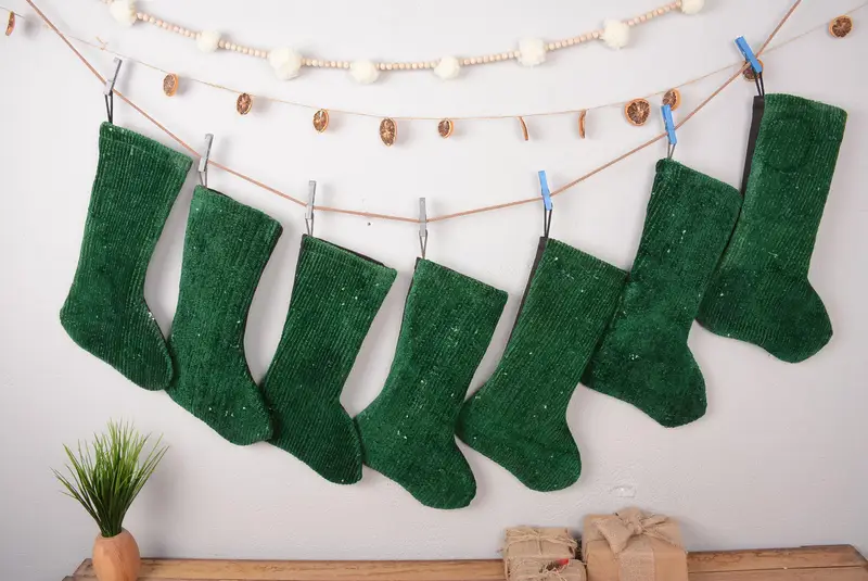 Calcetín de 7 pulgadas con patrón rústico de adornos navideños, marrón y rojo