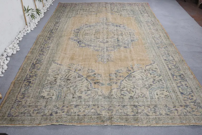 7,2 x 10,6 Fuß großer gelber Orientteppich mit leuchtend blauen Akzenten