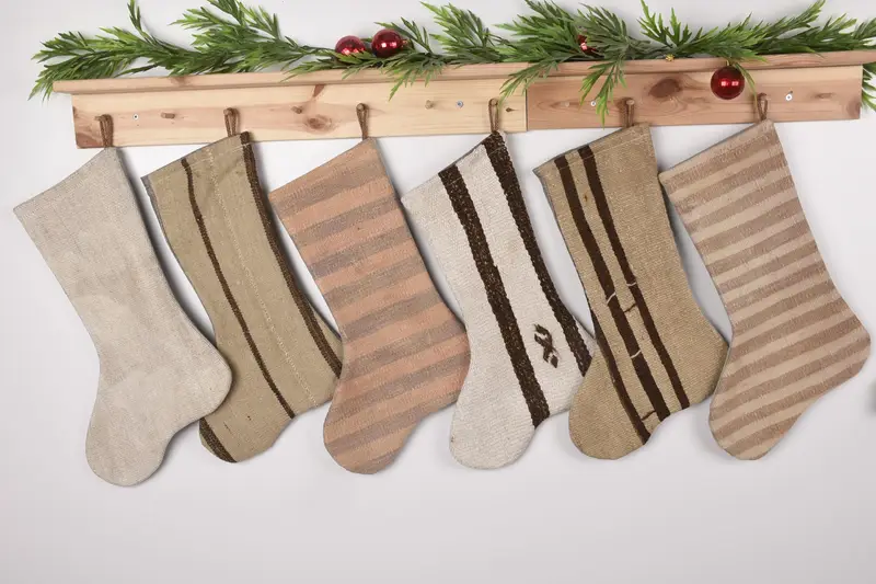 Beiger Weihnachtsstrumpf mit braunen Ornamenten, festliche Weihnachtsdekoration